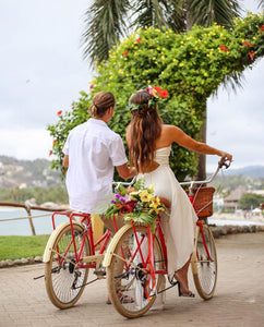 novios en bicicletas vintage para Amor Boutique Hotel Sayulita Jalisco