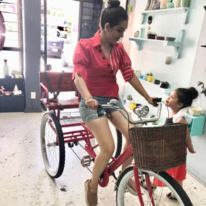 Mamá joven en tricicleta con banca para dos niños Ocotlán Jalisco