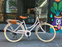 Cargar imagen en el visor de la galería, Britt the less I know the better 2020 sencilla RIN RIN BICLAS
