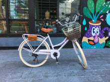 Cargar imagen en el visor de la galería, Britt the less I know the better 2020 sencilla RIN RIN BICLAS
