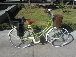 Britt con porta bebé Bill Ryder-Jones  RIN RIN BICLAS